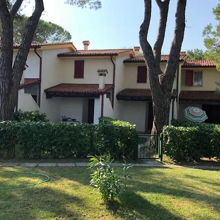 Charming With Garden And Pool Apartment